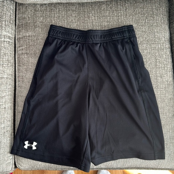 Under Armour Other - EUC Under Amour Sz Youth Medium black with logo